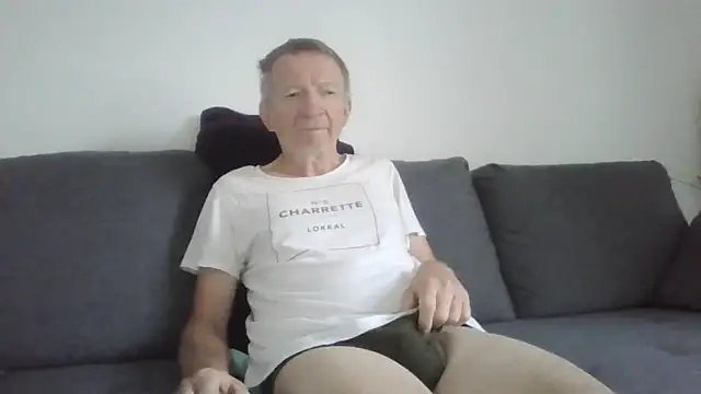 Snapshot of naturiste974 chatting on 06/16/26, 04:48 naturiste974 online show from 06/16/26, 04:48