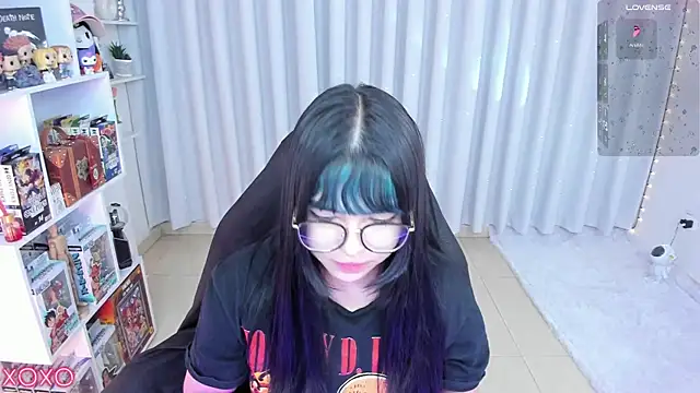 Snapshot of misshoneyxxx chatting on 05/17/26, 03:37 misshoneyxxx online show from 05/17/26, 03:37