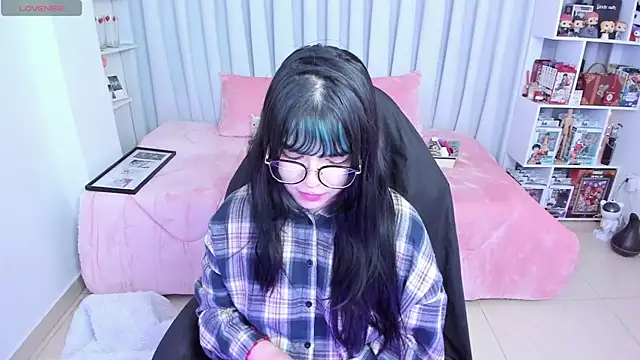 Snapshot of misshoneyxxx chatting on 06/05/26, 03:57 misshoneyxxx online show from 06/05/26, 03:57