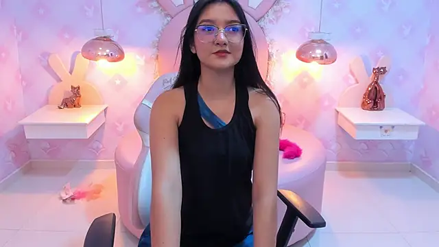 Snapshot of Saraa_Skinny chatting on 02/12/25, 11:40 Saraa Skinny online show from 02/12/25, 11:40