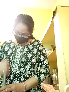 heenage online show from 02/25/25, 12:24