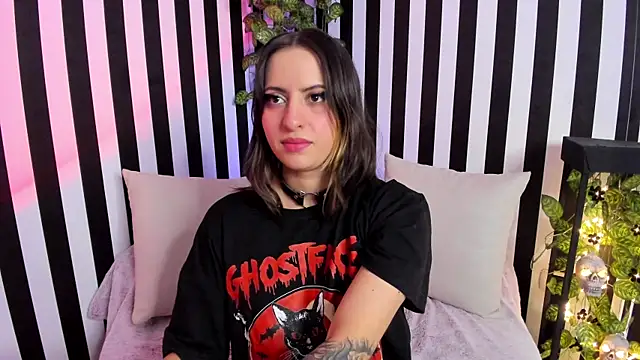 Snapshot of liz_goth chatting on 05/29/26, 02:15 liz goth online show from 05/29/26, 02:15