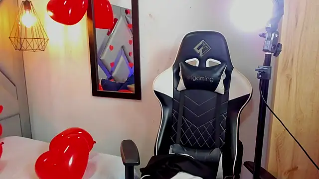 Snapshot of Nahomi-Hill chatting on 02/15/25, 04:14 Nahomi-Hill online show from 02/15/25, 04:14