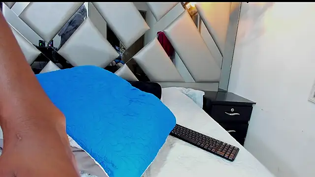 Nahomi-Hill online show from 04/08/26, 02:33