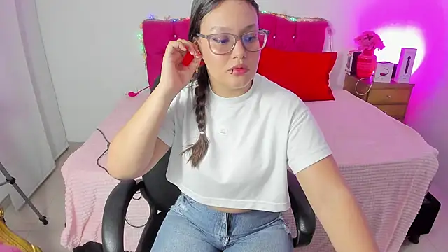 Snapshot of SofiaJoness_ chatting on 12/23/24, 03:29 SofiaJoness  online show from 12/23/24, 03:29