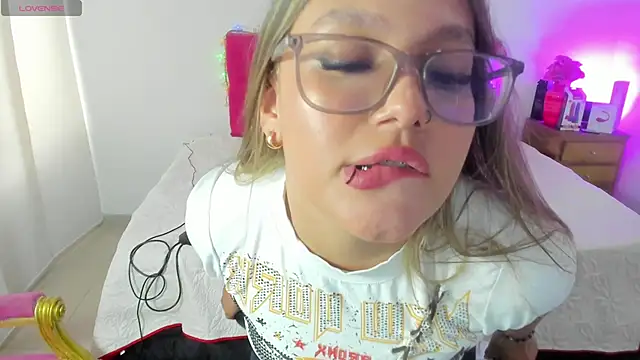 Snapshot of SofiaJoness_ chatting on 03/11/25, 09:15 SofiaJoness  online show from 03/11/25, 09:15