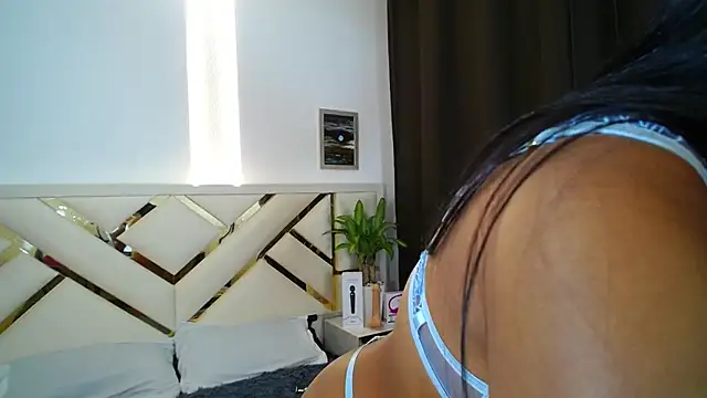 carolineamber  online show from 02/25/25, 10:07