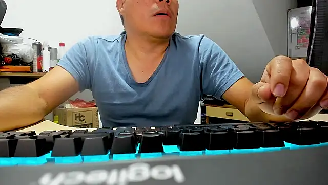 Snapshot of Jhonatan_Morales_S chatting on 10/16/25, 04:46 Jhonatan Morales S online show from 10/16/25, 04:46