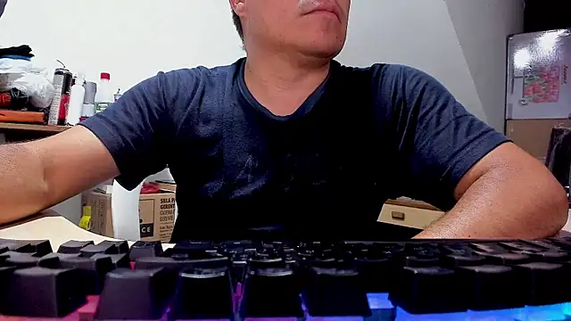 Snapshot of Jhonatan_Morales_S chatting on 10/18/25, 04:15 Jhonatan Morales S online show from 10/18/25, 04:15