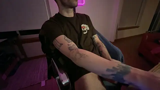 Snapshot of RuffClvb chatting on 11/28/25, 01:30 RuffClvb online show from 11/28/25, 01:30