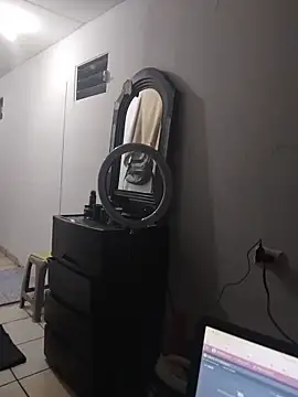 Snapshot of Tripisv chatting on 11/18/25, 04:06 Tripisv online show from 11/18/25, 04:06