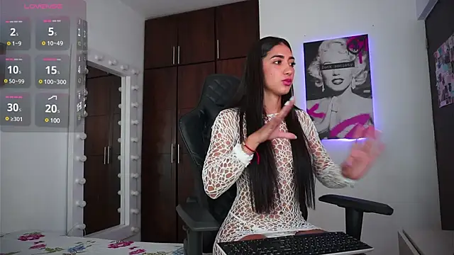 Snapshot of emmagrecco_ chatting on 12/18/24, 11:08 emmagrecco online show from 12/18/24, 11:08