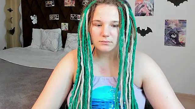 Snapshot of GloriaHylivi chatting on 12/22/24, 11:00 GloriaHylivi online show from 12/22/24, 11:00