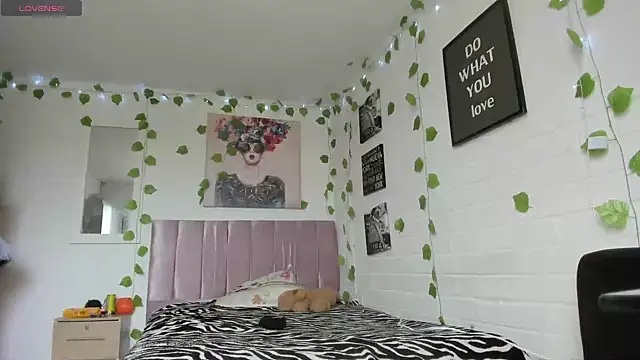 katt  black   online show from 10/31/25, 08:32