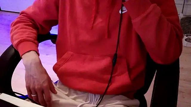 Snapshot of ElViko11 chatting on 11/08/25, 12:22 ElViko11 online show from 11/08/25, 12:22