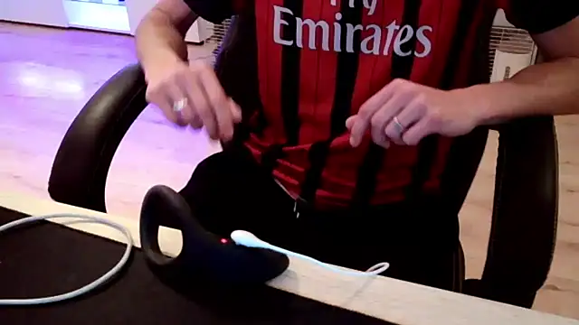 Snapshot of ElViko11 chatting on 11/12/25, 08:41 ElViko11 online show from 11/12/25, 08:41