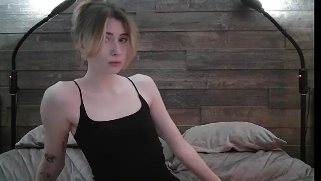 ErikaShyy online show from 02/19/25, 10:45