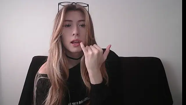 ErikaShyy online show from 10/17/25, 10:07