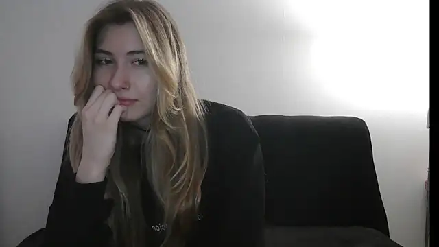 ErikaShyy online show from 10/18/25, 02:40