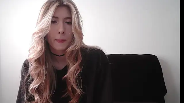 ErikaShyy online show from 10/30/25, 10:16