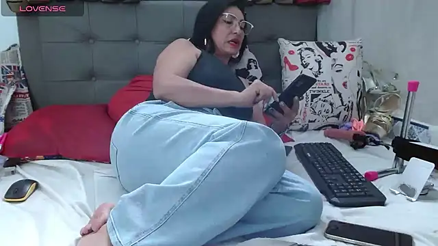Snapshot of katysquirtdirty chatting on 06/04/26, 07:42 katysquirtdirty online show from 06/04/26, 07:42