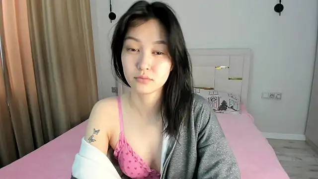 Lola Peach online show from 04/11/26, 05:12