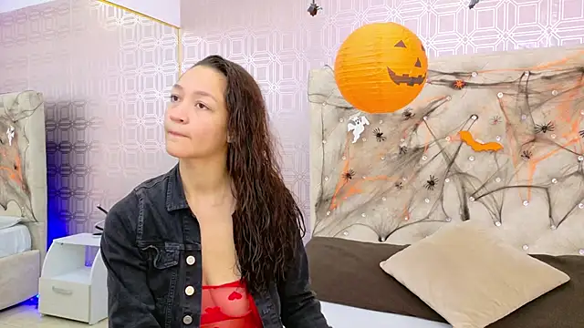 Snapshot of SaaraBrown chatting on 10/23/25, 12:15 SaaraBrown online show from 10/23/25, 12:15