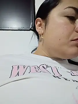 Snapshot of Lesly_10- chatting on 07/04/26, 04:13 Lesly 10- online show from 07/04/26, 04:13