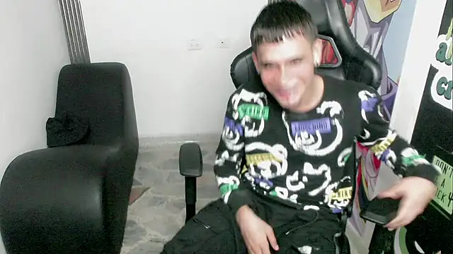 Snapshot of zacariasss_ chatting on 12/30/24, 06:20 zacariasss  online show from 12/30/24, 06:20