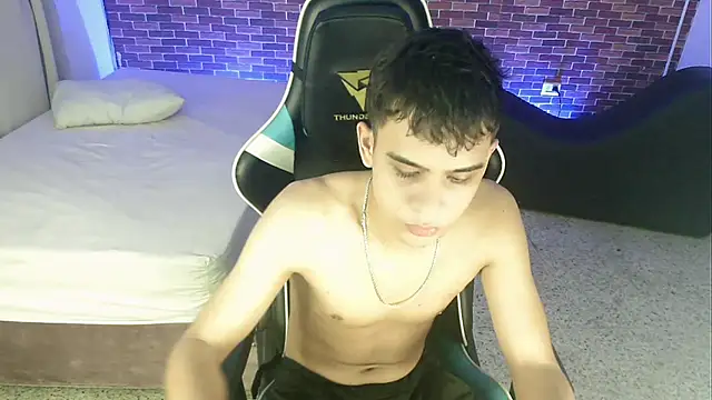 Snapshot of zacariasss_ chatting on 09/25/25, 03:54 zacariasss  online show from 09/25/25, 03:54