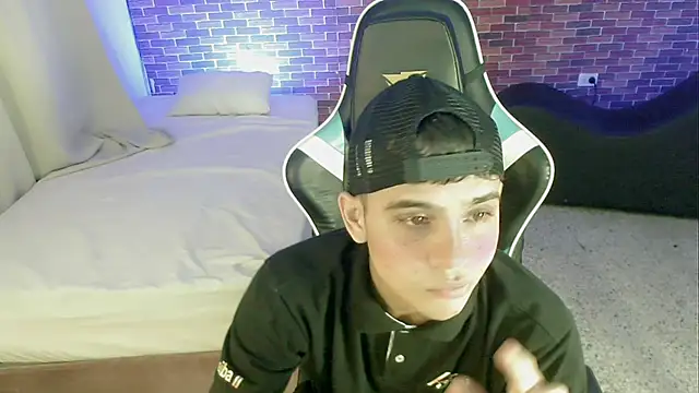 Snapshot of zacariasss_ chatting on 09/27/25, 03:55 zacariasss  online show from 09/27/25, 03:55