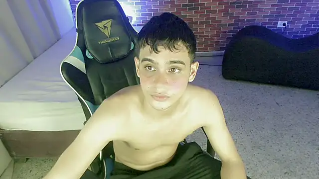Snapshot of zacariasss_ chatting on 09/28/25, 03:23 zacariasss  online show from 09/28/25, 03:23