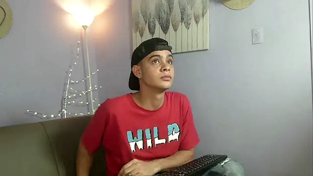 Snapshot of zacariasss_ chatting on 10/15/25, 03:28 zacariasss  online show from 10/15/25, 03:28