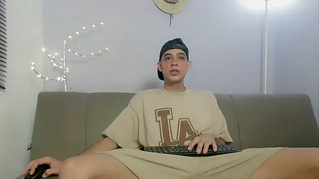 Snapshot of zacariasss_ chatting on 10/22/25, 01:22 zacariasss  online show from 10/22/25, 01:22