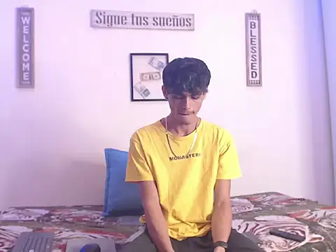 Snapshot of harrytomson_1 chatting on 01/27/25, 04:30 harrytomson 1 online show from 01/27/25, 04:30