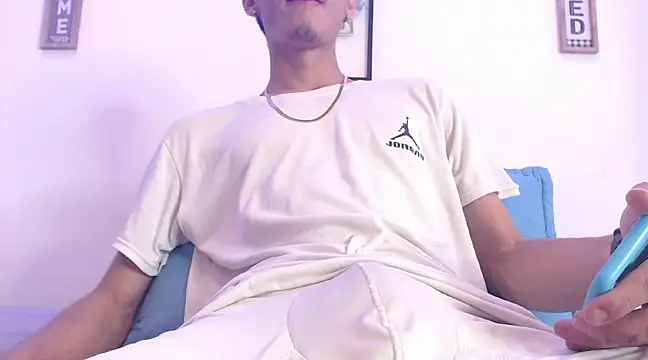 Snapshot of harrytomson_1 chatting on 02/22/25, 08:31 harrytomson 1 online show from 02/22/25, 08:31