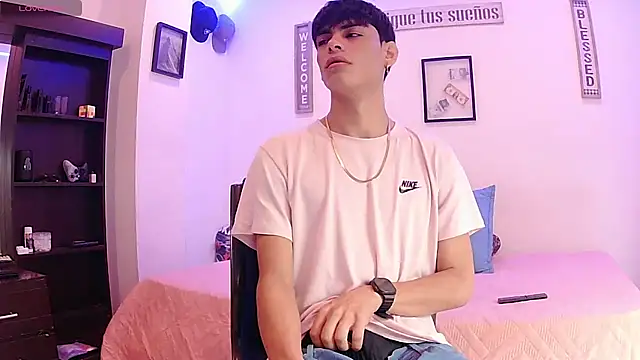 Snapshot of harrytomson_1 chatting on 09/14/25, 08:24 harrytomson 1 online show from 09/14/25, 08:24