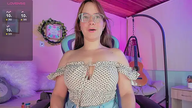 Snapshot of honey_fox1 chatting on 02/07/25, 10:20 honey fox1 online show from 02/07/25, 10:20