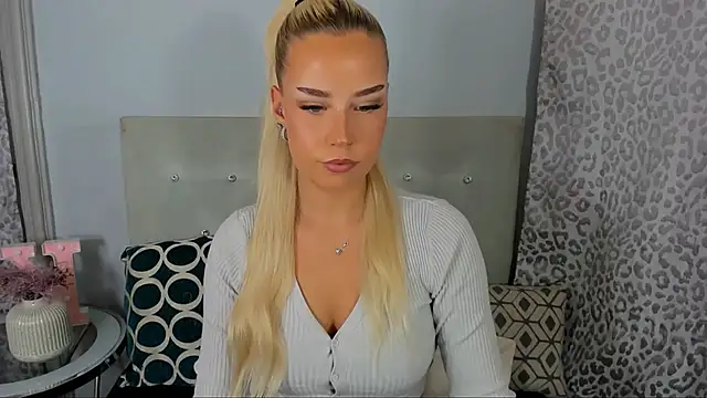 Snapshot of KristyHoney chatting on 05/19/26, 03:07 KristyHoney online show from 05/19/26, 03:07