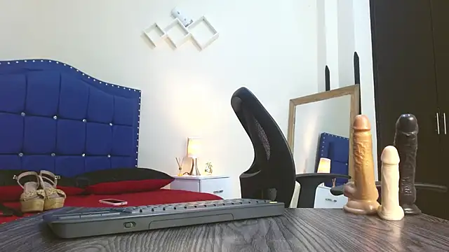 Daniela Saenz  online show from 01/15/25, 04:00