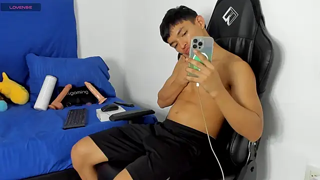 Snapshot of Tonny_twink_ chatting on 06/02/26, 01:51 Tonny twink online show from 06/02/26, 01:51