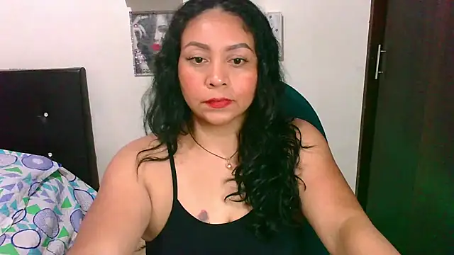 Snapshot of zaray_bella chatting on 04/18/26, 10:32 zaray bella online show from 04/18/26, 10:32