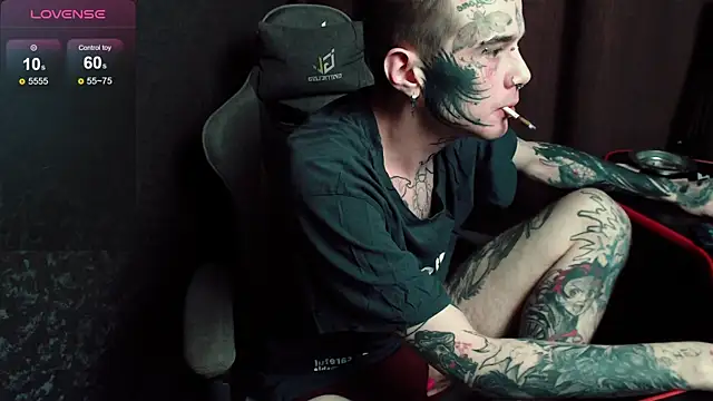 Snapshot of lonelycrystal chatting on 10/29/25, 05:47 lonelycrystal online show from 10/29/25, 05:47