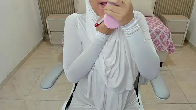 Snapshot of Hanaa_latif chatting on 03/18/25, 12:14 Hanaa latif online show from 03/18/25, 12:14