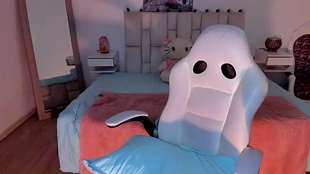 zoe turnner 18 online show from 10/06/25, 11:40