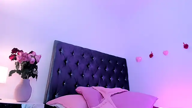 CoralineKam1 online show from 02/15/25, 12:04