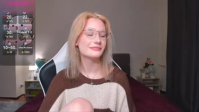 Snapshot of DearLia chatting on 12/17/24, 12:56 DearLia online show from 12/17/24, 12:56