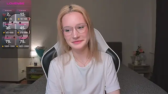 Snapshot of DearLia chatting on 12/24/24, 10:44 DearLia online show from 12/24/24, 10:44