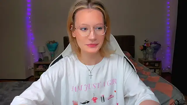 Snapshot of DearLia chatting on 09/13/25, 09:25 DearLia online show from 09/13/25, 09:25