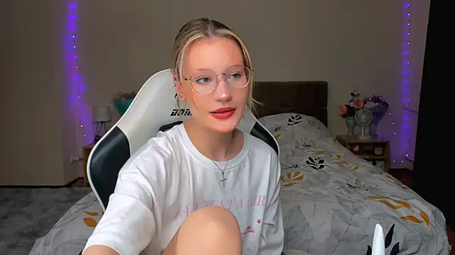 Snapshot of DearLia chatting on 09/23/25, 08:12 DearLia online show from 09/23/25, 08:12